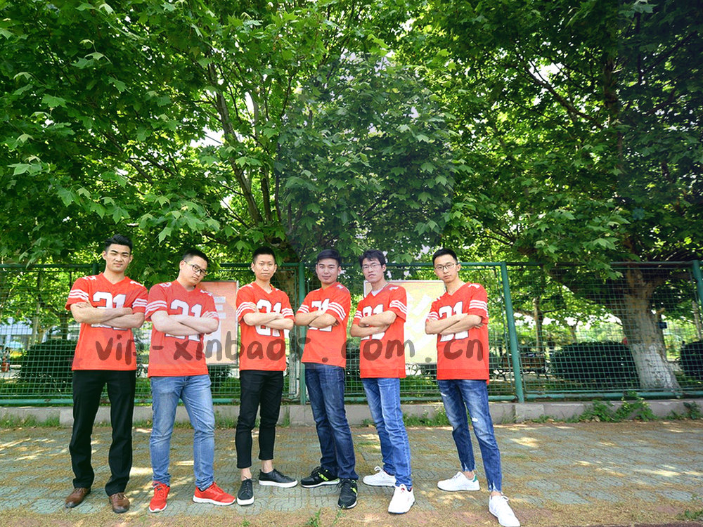 两台手机布局对比示意：左侧文字排列整齐，右侧出现重叠，重叠区域用珊瑚红标注